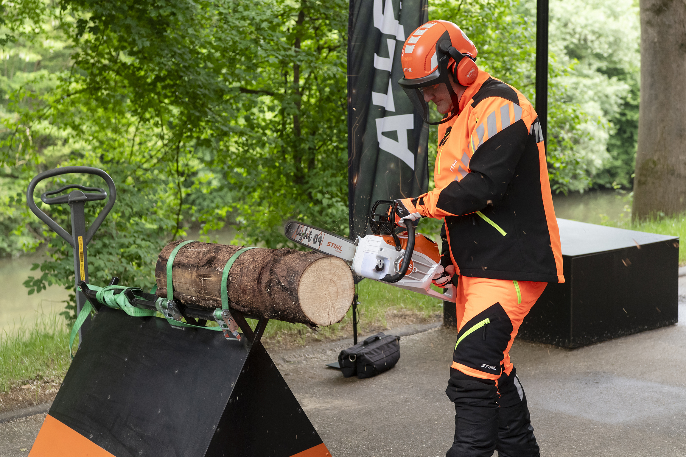 STIHL ALLPRO professzionális láncfűrész használat közben